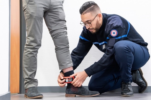 Placement sous surveillance électronique.